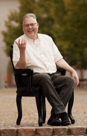 Oliver Meyer-Ellendt im Hof des Lotte-Hauses in Wetzlar, Bildrechte Oliver Meyer-Elle 